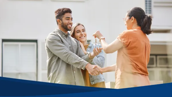 Fotografía de una pareja feliz realizando compra de inmuebles para su futuro hogar